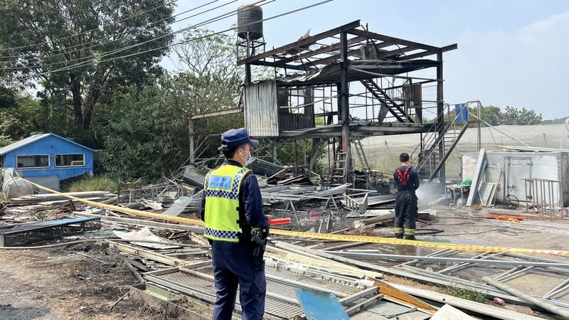 屏東竹田拆鴿舍引發火警  警方封鎖現場 屏東縣竹田鄉1處鴿舍17日上午進行拆除工程時不慎 引發火警，屋內住在2樓的58歲婦人中風行動不便， 疑逃生不及陳屍火場，警方已封鎖現場，由消防火場 鑑識人員勘查確切起火原因。 （屏東縣潮州警分局提供） 中央社記者李卉婷傳真  113年3月17日 