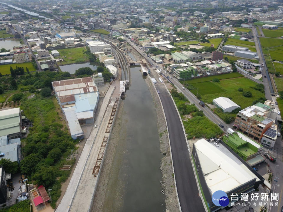 縣長王惠美視察洋仔厝堤岸道路第二標南北岸工程115年6月全線通車。圖／彰化縣政府提供