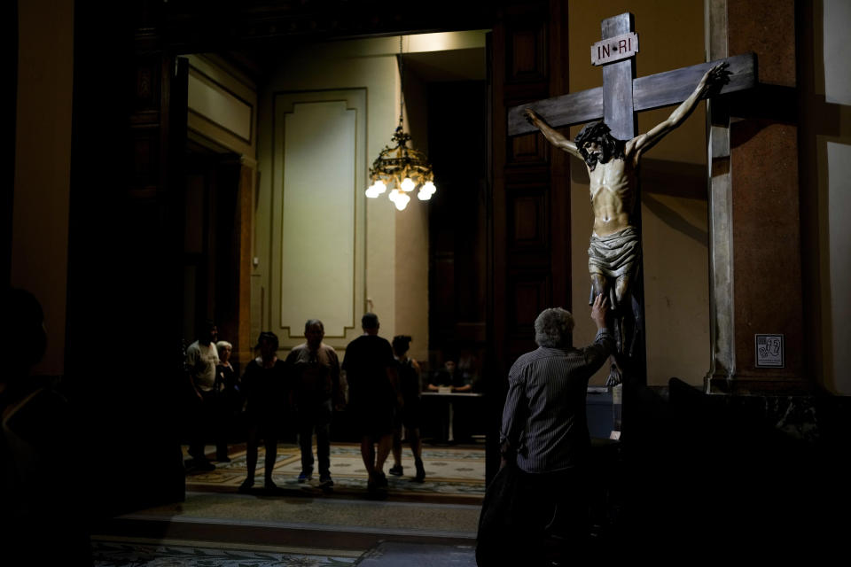 ARCHIVO - Un hombre toca una estatua de Jesucristo en la Catedral metropolitana en Buenos Aires, Argentina, el 6 de marzo de 2023. Según una encuesta nacional sobre creencias religiosas en Argentina mostró la falta de fervor pro el papa Francisco, ya que 27% lo describe como un líder mundial que denuncia injusticias. Un 40% dijo que el pontífice les es indiferente y 27% dijo que se implica demasiado en política, según el sondeo financiado por el instituto CONICET. (AP Foto/Natacha Pisarenko, Archivo)