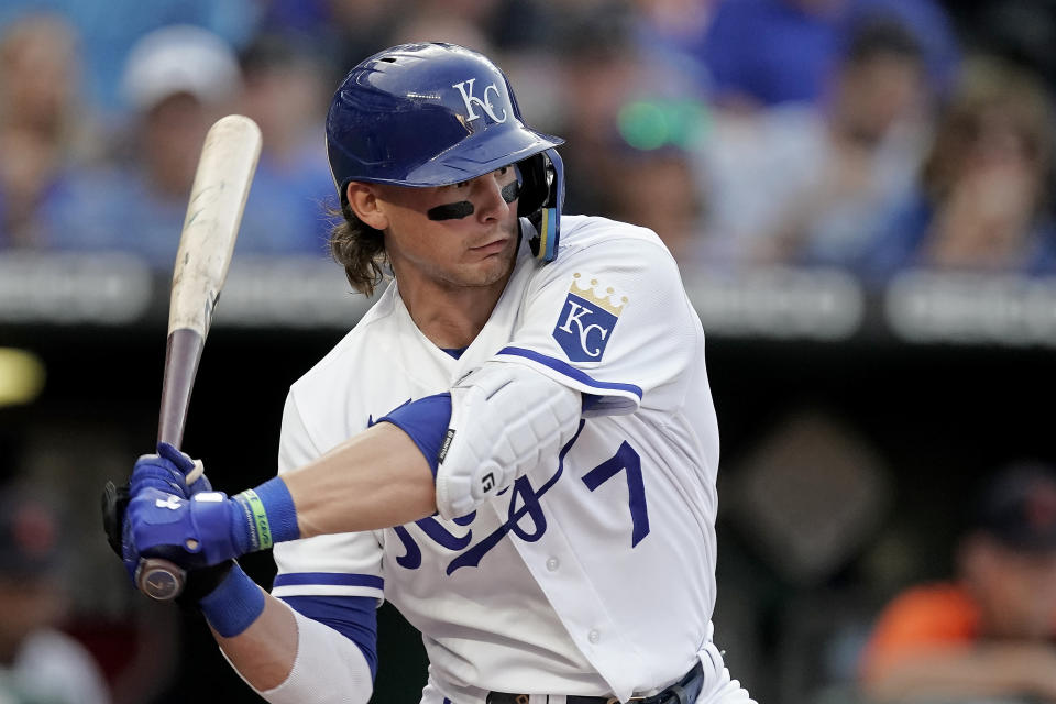 Bobby Witt Jr. de los Reales de Kansas City batea en el segundo partido de una doble cartelera frente a los Tigres de Detroit, el lunes 11 de julio de 2022, en Kansas City, Missouri. (AP Foto/Charlie Riedel)