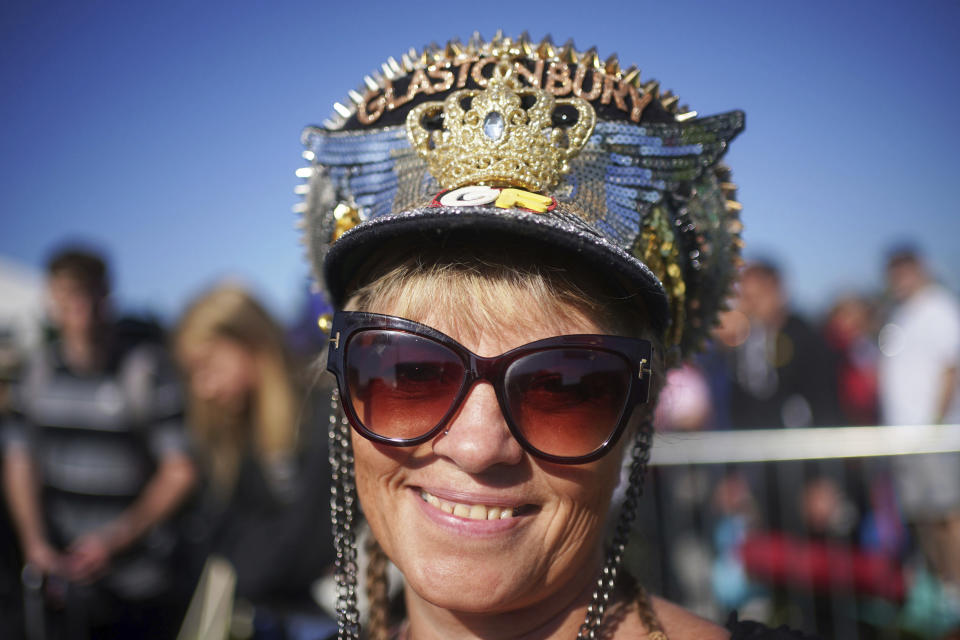 Un mujer posa para una foto el primer día del Festival de Glastonbury, en Somerset, Inglaterra, el miércoles 22 de junio de 2022. (Yui Mok/PA vía AP)