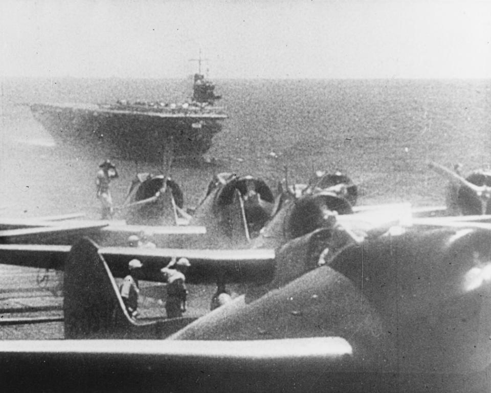 La marina japonesa lleva bombarderos Tipo 99 Val listos para despegar
