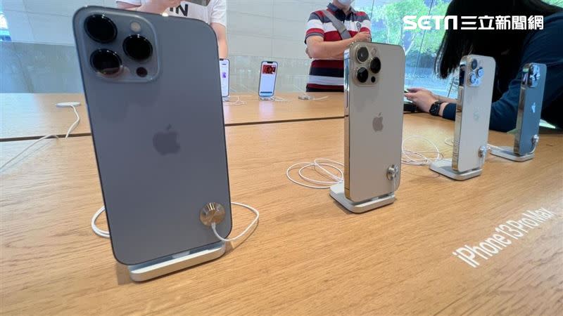 傳出iPhone14會推出新色取代天峰藍色。（圖／資料照）