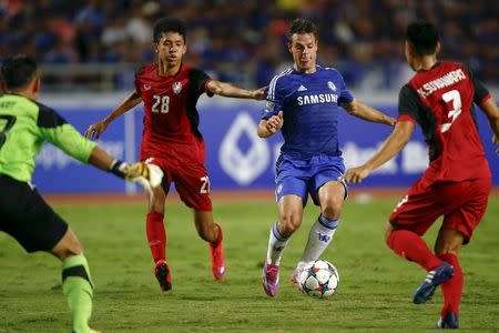 Bordin Phala (L) and Suwannapat Kingkaew (R) of Thailand All-Stars try to stop Cezar Azpilicueta of Chelsea during their friendly soccer match in Bangkok, Thailand May 30, 2015. REUTERS/Damir Sagolj