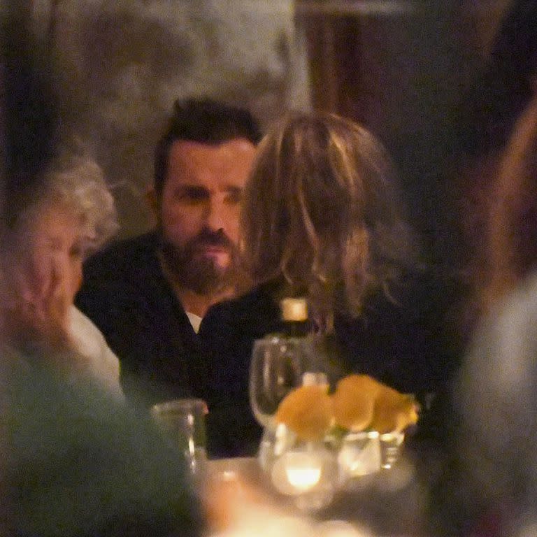 Jennifer Aniston y Justin Theroux fueron fotografiados infraganti en Il Cantinori, un lujoso restaurante de Nueva York. Si bien la expareja cenó acompañada por sus amigos Jason Bateman y Amanda Anka, antes de retirarse del local fueron vistos abrazados. Ella salió del lugar con una rosa roja en la mano y despertó las sospechas de una posible reconciliación