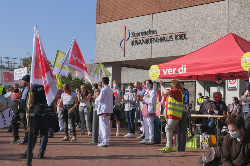 Streikende vor dem Städtischen Krankenhaus Kiel (Bild: Frank Molter/dpa)