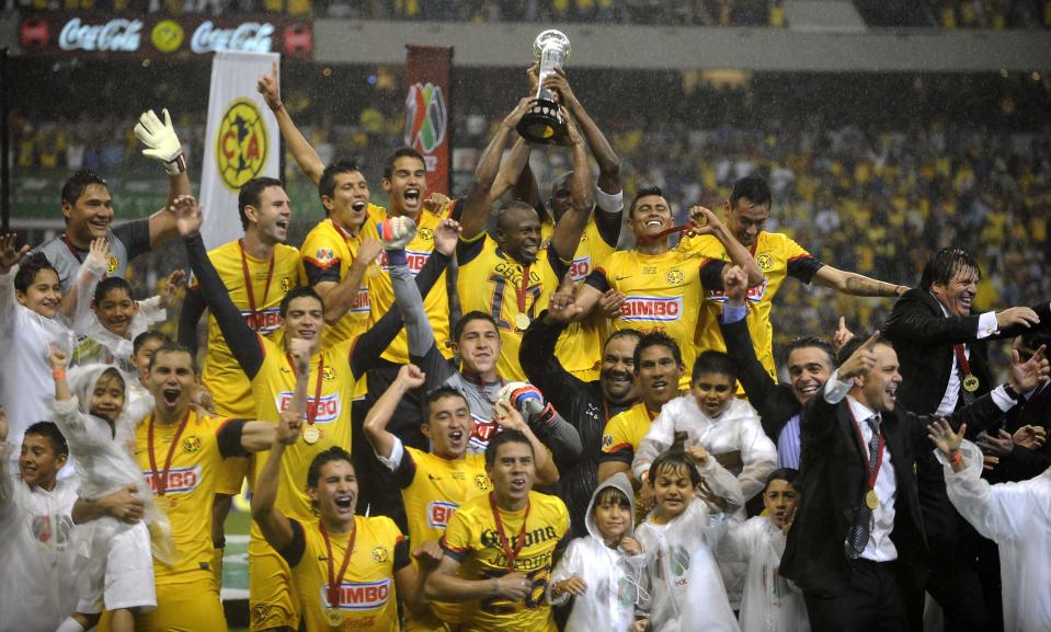 (CORRECTION - BYLINE) Players of America hold the Mexican Clausura Tournament trophy at the Azteca stadium after won the game against Cruz Azul by penalty kicks in Mexico City on May 26, 2013. AFP PHOTO/ALFREDO ESTRELLA        (Photo credit should read ALFREDO ESTRELLA/AFP via Getty Images)