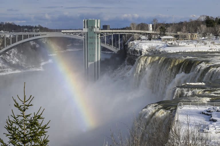 Las cataratas del Niágara, parcialmente congeladas por el paso de la tormenta Elliot