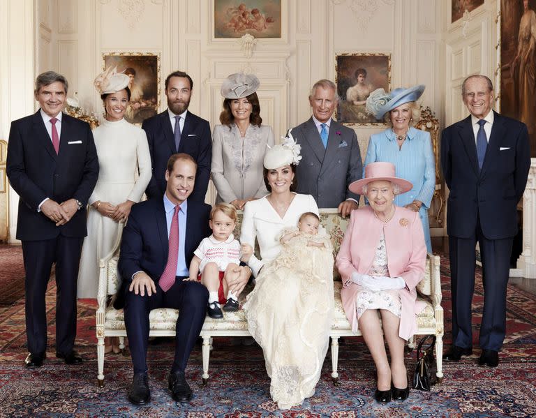 Los duques de Cambridge, el príncipe Guillermo y Kate posan en una foto de familia con sus hijos, Jorge y Carlota, la reina Isabel II de Inglaterra, Michael Middleton, Pippa Middleton, James Middleton, Carole Middleton, el príncipe Carlos, su esposa Camila y el duque de Edimburgo, en Sandringham, Norfolk, Reino Unido, el 5 de julio de 2015, durante el bautismo de Charlotte