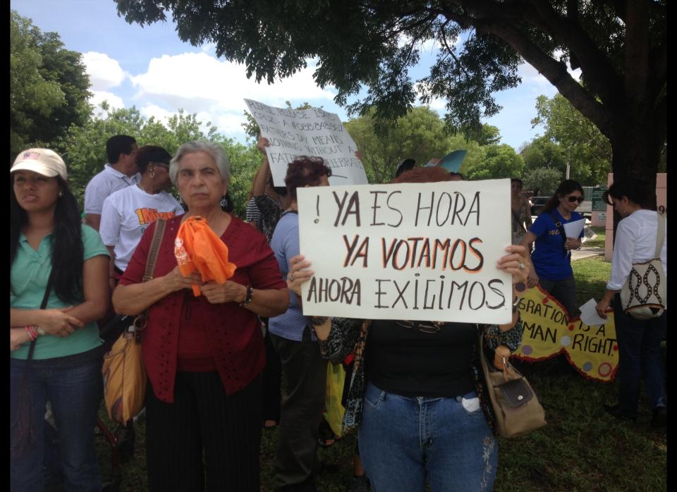  Immigrant families rally at detention center for Father's Day, call on Rubio, Diaz-Balart 