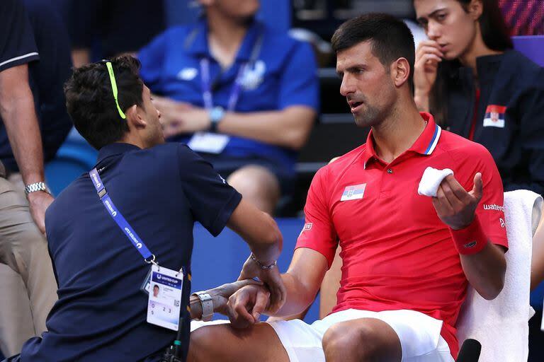 Djokovic es atendido por un dolor constante que tiene en su muñeca derecha