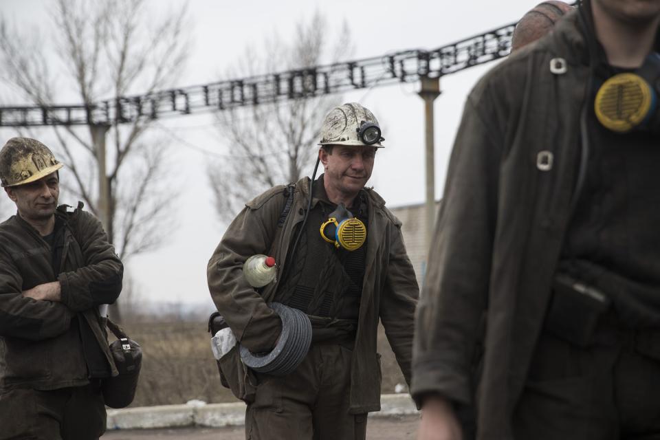 Miners arrive to help with the rescue effort in Zasyadko coal mine in Donetsk March 4, 2015. A blast at the coal mine in the eastern Ukrainian rebel stronghold of Donetsk killed more than 30 people, a local official said on Wednesday, with dozens more miners who were underground at the time unaccounted for. (REUTERS/Baz Ratner)