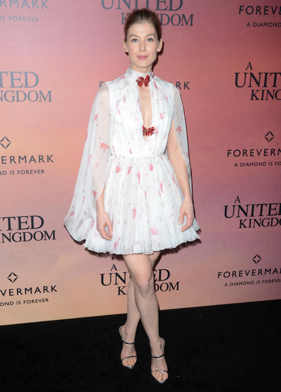 <p>Hach … Rosamunde Pike in Giambattista Valli auf der “A United Kingdom”-Premiere in New York. Zart, aufregend und sexy. (7. Februar 2017, Bild: WENN) </p>