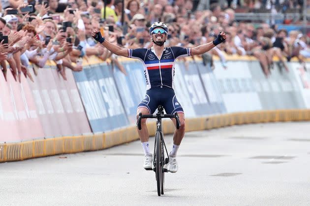 <p>Alaphilippe a attaqué par deux fois et a abordé le dernier tour de circuit (15 km) seul en tête quelques instants après avoir pris les devants.</p>