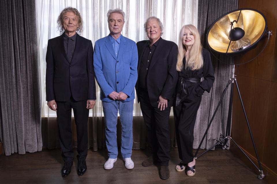 Jerry Harrison, de izquierda a derecha, David Byrne, Chris Frantz y Tina Weymouth, de la banda Talking Heads posan para promover la reedición de la película "Stop Making Sense" en el Festival Internacional de Cine de Toronto el lunes 11 de septiembre de 2023, en Toronto. (Foto Joel C Ryan/Invision/AP)