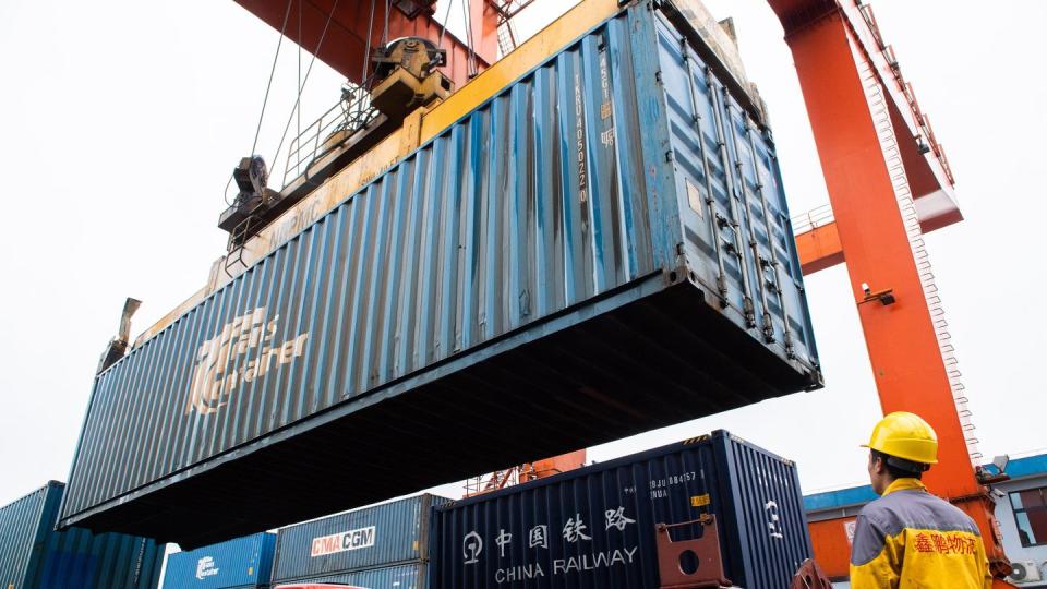 Ein Container wird in China verladen. Symbolbild