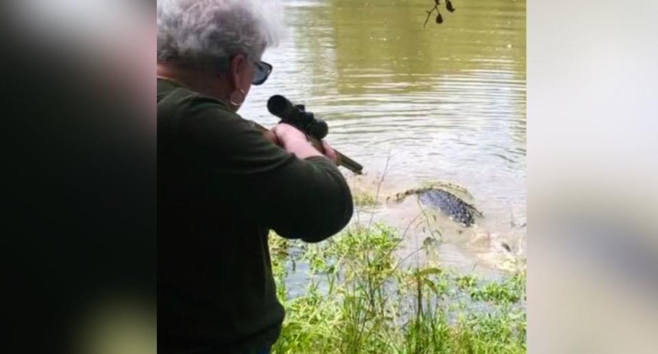 Esta mujer de 73 años sospechaba que este caimán se había comido a su caballo (Créditos: Facebook Scott Hughes)