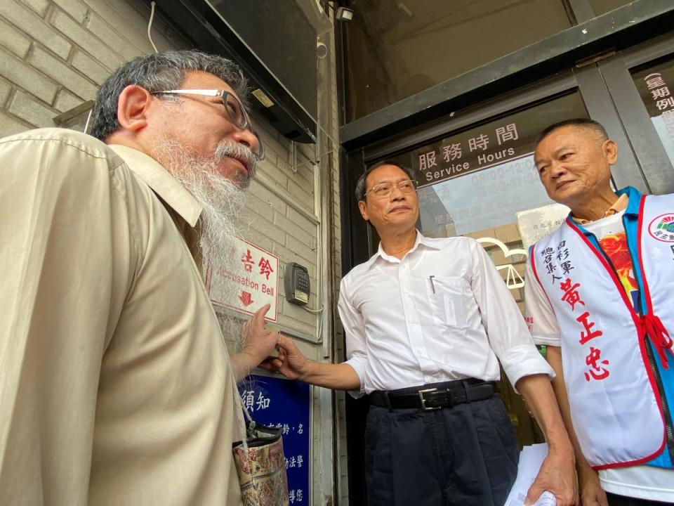 國民黨蘇清泉今日上午由律師陪同到屏東地檢署，按鈴控告8名選務人員三項罪名。（圖：溫蘭魁攝）
