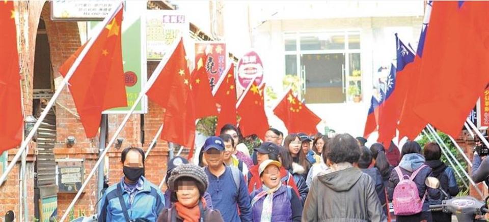 青天白日滿地紅國旗與大陸五星旗在金門模範街同步飄揚，吸引兩岸遊客來到。（圖/本報資料照，李金生攝）
