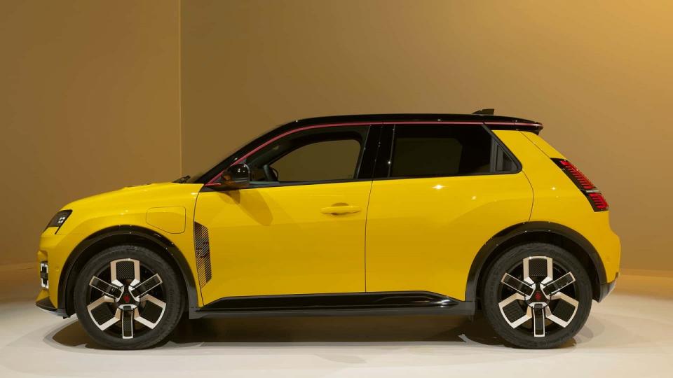 El nuevo Renault 5 E-Tech es pequeño, pero con buen espacio interior.