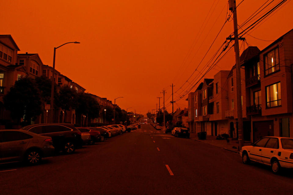 惡火將天空染成橘紅色，恍如末日場景。