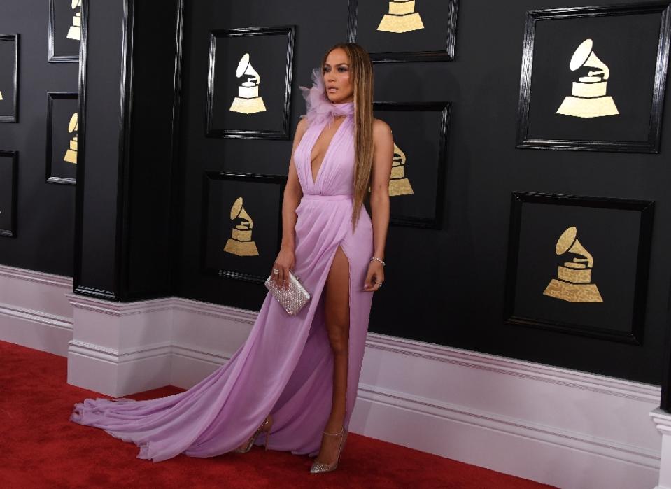 <p>Una abertura muy prominente mostró JLo. Photo/AFP </p>