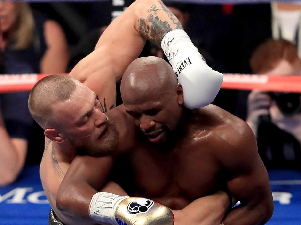 Conor McGregor en el ring con Floyd Mayweather en 2018 (Getty Images)