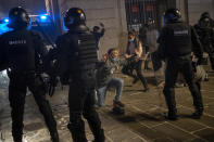 Le immagini della seconda notte di manifestazioni contro le restrizioni anti-Covid a Barcellona, sabato 31 ottobre. Una ventina di persone è risultata ferita, e altrettante sono state arrestate. (AP Photo/Emilio Morenatti)