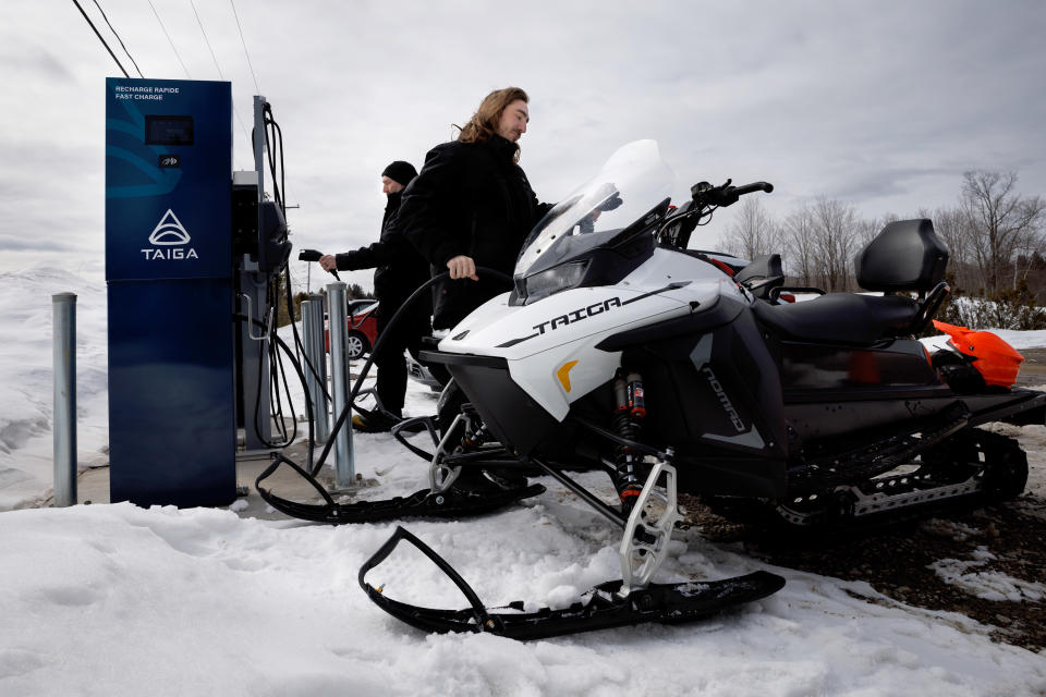 Motos de nieve impulsadas por baterías producidas por Taiga Motors en un puerto de carga en Saint-Paulin, Quebec, Canadá, el 29 de marzo de 2022. (Nasuna Stuart-Ulin/The New York Times)