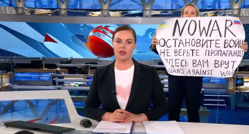 Quelques jours après l’invasion russe en Ukraine, Marina Ovsiannikova a brandi une pancarte « anti-guerre » sur la télévision d’Etat russe. Elle a depuis fuit son pays grâce à RSF.