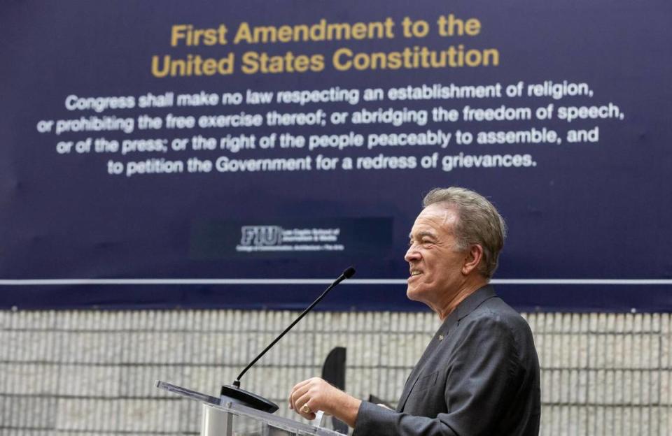 Lee Caplin habla durante una ceremonia de corte de listón en el campus de Biscayne Bay de la FIU, el viernes 17 de noviembre de 2023, en North Miami, Florida. La ceremonia se celebró para inaugurar oficialmente la Escuela de Periodismo y Medios Lee Caplin, el Estudio de Captura Volumétrica iSTAR y el Sam Moore: The Legendary Soul Man Theatre.