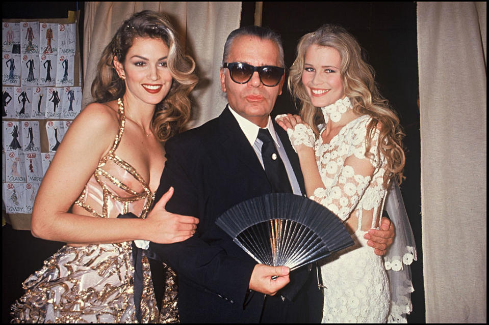 <p>Karl Lagerfeld aux côtés de Claudia Schiffer et d’une autre de ses muses, Cindy Crawford, qui a également défilé pour Karl Lagerfeld et Chanel, comme tous les autres grands mannequins de son époque. </p>