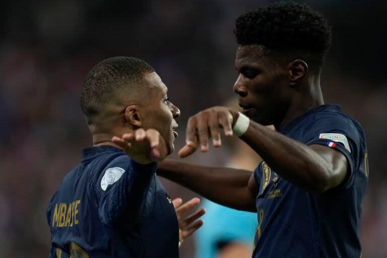 Los franceses Kylian Mbappe, izquierda, y Aurelien Tchouameni festejan el gol de Mbappe a Austria en partido contra Austria por la Liga de las Naciones en el Stade de France, Saint-Denis, Francia, 22 de setiembre de 2022. (AP Foto/Christophe Ena)