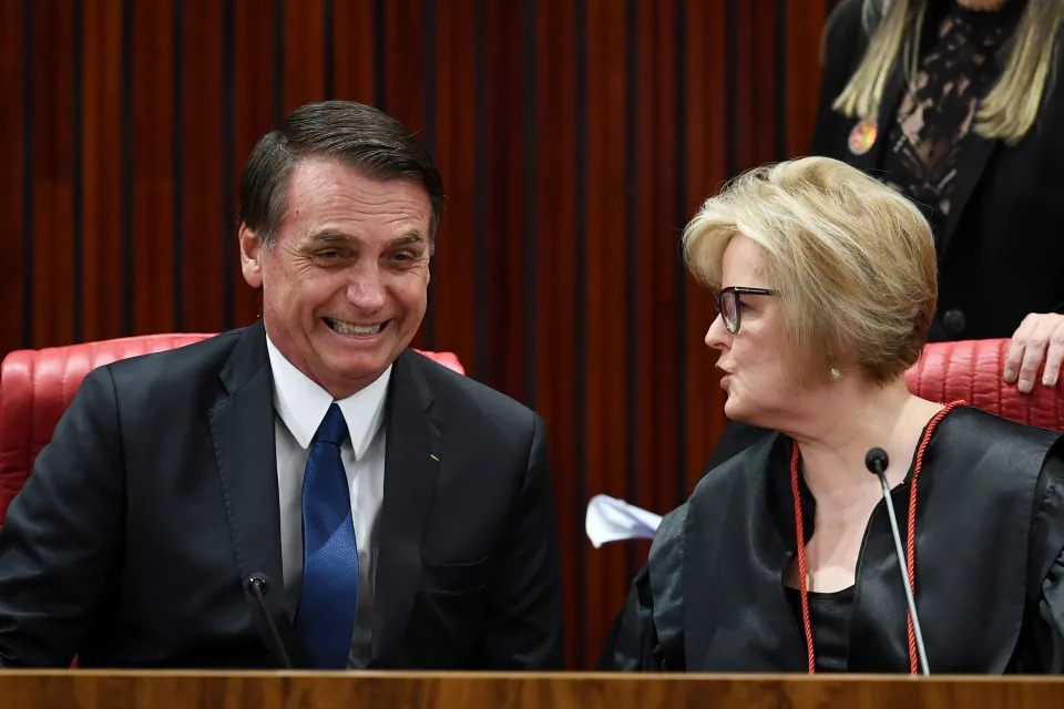 Presidente Jair Bolsonaro com a ministra do STF e então presidente do TSE Rosa Weber, em Brasília, em 10 de dezembro de 2018 (Foto: AFP via Getty Images / Evaristo Sa)