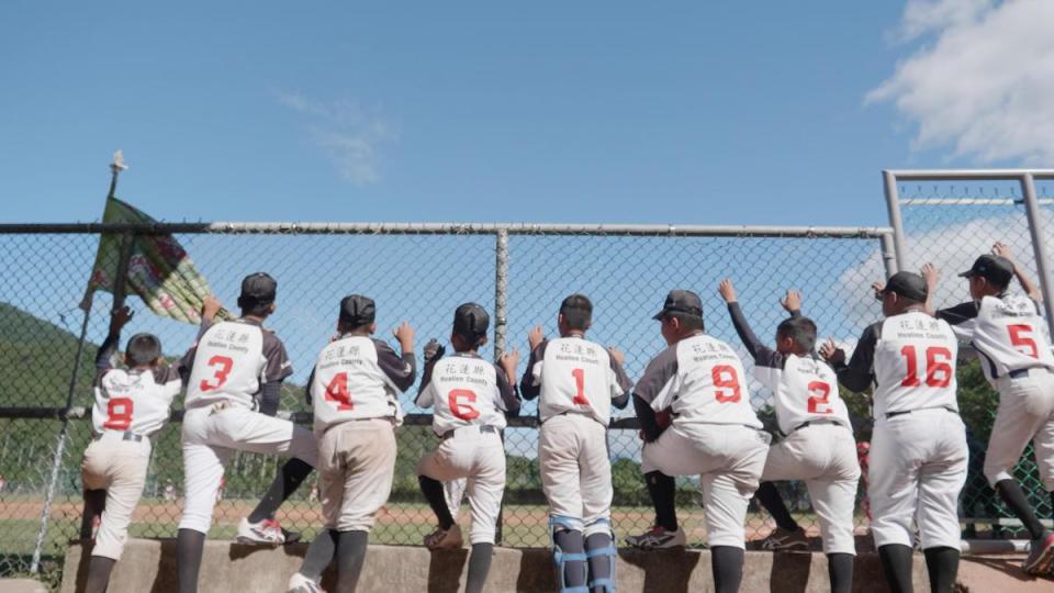 黃郁芳導演的《faloco’棒球夢的方向》拍攝太巴塱國小的球員。（Giloo Fest提供）