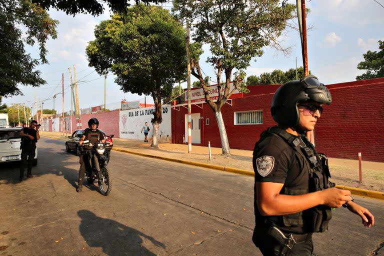 El colegio lindero al club Los Andes dónde se produjo el enfrentamiento a tiros entre distintas facciones de la barrabrava