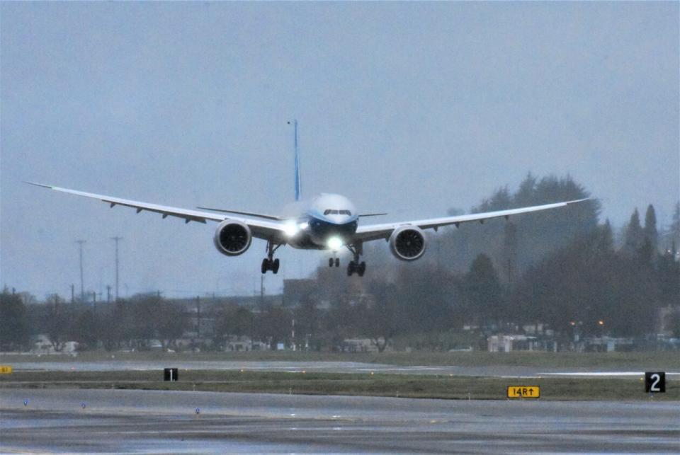 Boeing 777X descending