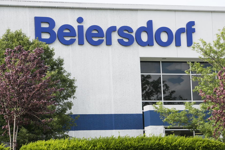 <p>Die Beiersdorf AG aus Hamburg ist für Marken wie Nivea, Tesa oder Labello verantwortlich. Die Marken helfen Millionen Deutschen in allen Lebenslagen, und auch die Mitarbeiter des Konzerns können auf Beiersdorf bauen. Mit 3,97 Punkten steht das Unternehmen gut da und teilt sich den Rang mit einem weiteren Konzern. (Foto: ddp) </p>