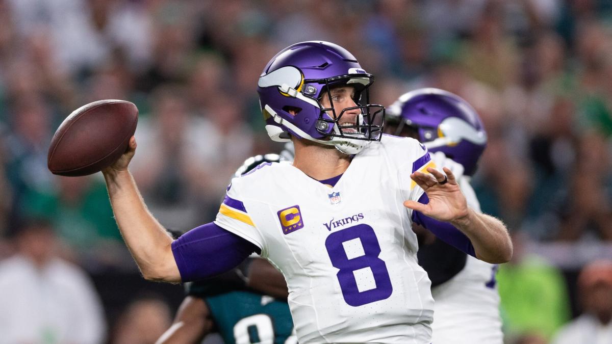 Vikings take 7-3 lead on Eagles in error-filled game