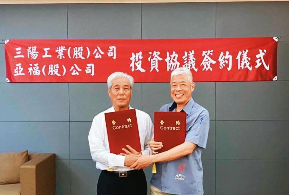 吳清源（左）斥資34.7億元入主亞福儲能，將在高雄南科興建鋁電池量產廠。（三陽提供）