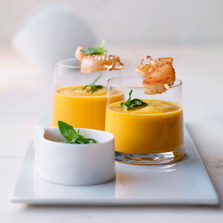 Crema de calabaza y pimiento amarillo con brocheta de vieira