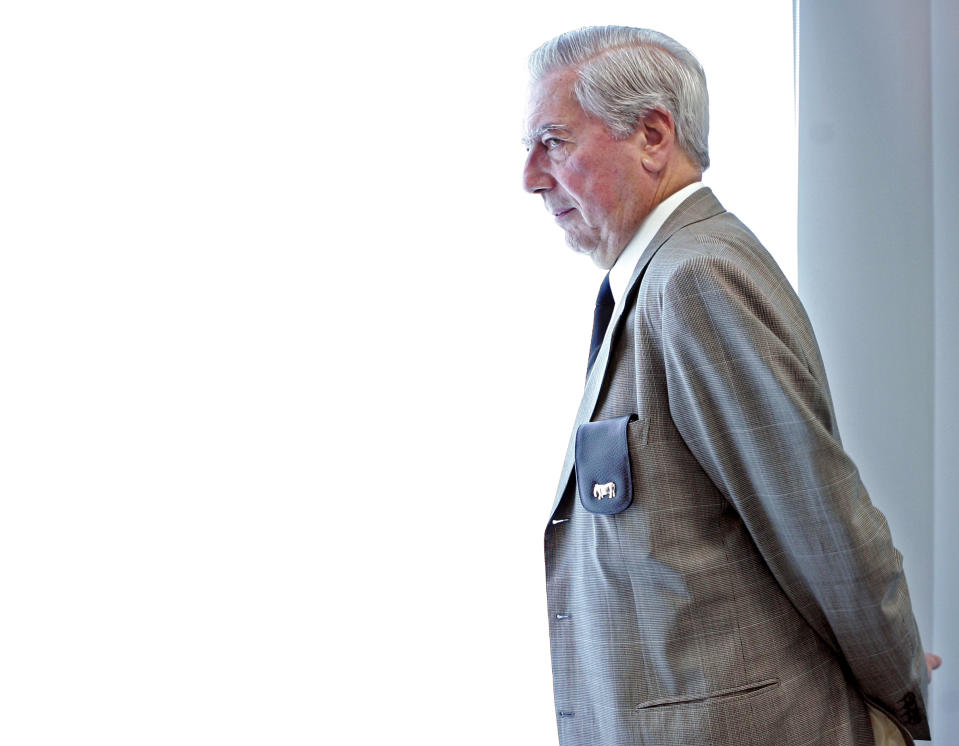 En esta fotografía del 23 de mayo de 2006, el Nobel peruano de Literatura Mario Vargas Llosa posa para una foto durante la presentación de su libro "Travesuras de la Niña Mala" en Madrid, España. En 1976, Vargas Llosa y Gabriel García Márquez tuvieron un altercado que dejó a García Márquez con el ojo morado. García Márquez murió el jueves 17 de abril de 2014 en su casa en la Ciudad de México. (Foto AP/Daniel Ochoa de Olza/Archivo)