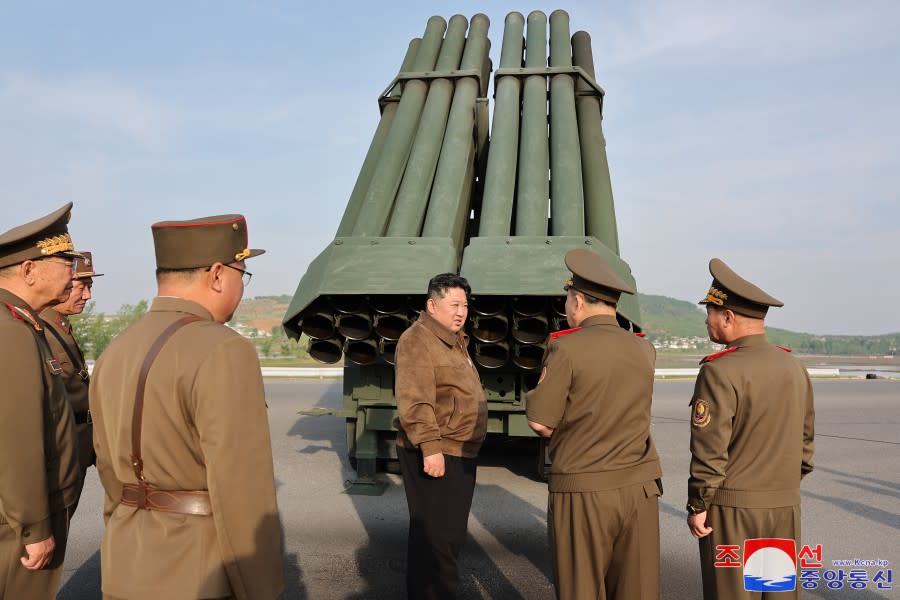 北韓領導人金正恩10日視察多家軍工企業生產的240毫米口徑「可控火箭炮彈」試射   圖：翻攝朝中社