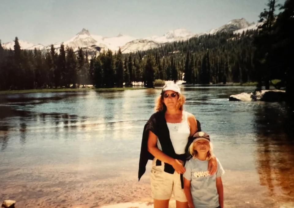 Chris Buchleitner y su madre, Dawn Tomko, realizaron juntos muchos viajes de campamento, como el que se muestra aquí. (Cortesía de la familia Buchleitner)