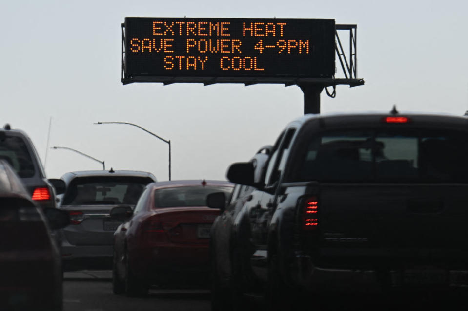 traffic marquee reading, extreme heat save power 4-9pm stay cool