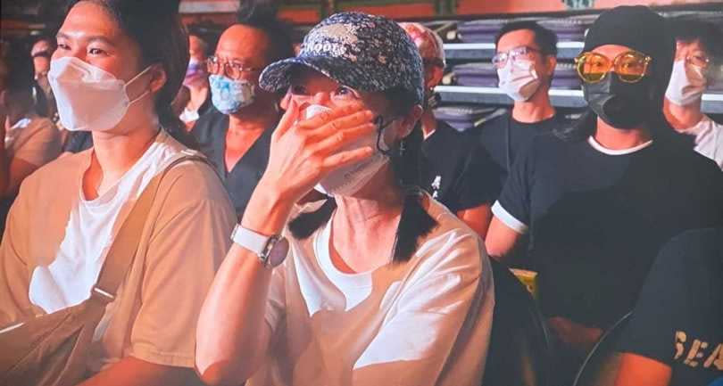 彭佳慧在演唱會上鼓勵好友黃嘉千，讓她感動得淚流。（圖／讀者提供）