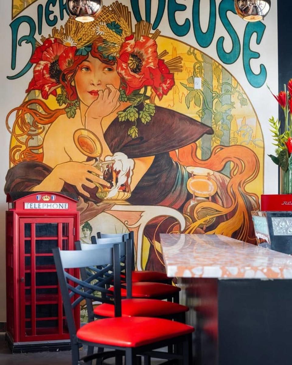 Réplica mural de una obra de Alphonse Mucha en la Brasserie Ostrow.