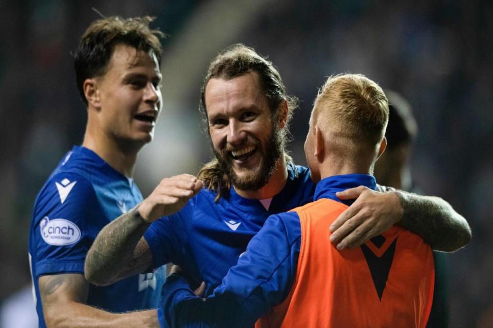 Stevie May dari St Johnstone merayakan kemenangan menjadi 2-1 selama pertandingan Liga Utama antara Hibernian dan St Johnstone di Easter Road