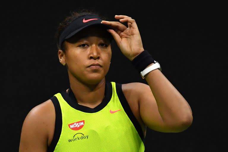 La japonesa Naomi Osaka reacciona durante su partido de tercera ronda de singles femeninos del torneo Abierto de Tenis de EE. UU. 2021 contra la canadiense Leylah Fernandez