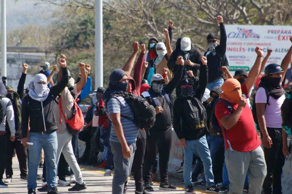 Protesta de normalistas por el asesinato de Yanqui Kothan por parte de policías de Guerrero.